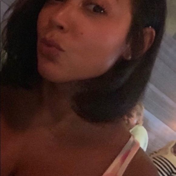 Meet your Posher, Dee - Picture 2 of 4